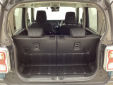 リアシートを使用していても、しっかり積めるワイドなトランクスペース!