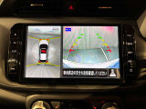 アラウンドビューモニターは真上から見下ろした様に車の周囲を表示することで、駐車時の安全性と利便性を高めます。