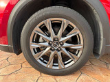 大迫力のホイールが装着されておりおクルマの存在感を足元から引き立ててくれます。