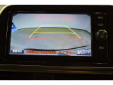 バックモニター付き。車両後方の映像がナビ画面に表示されるので、車庫入れが苦手な人も安心です。ただし、目視確認もお忘れなくお願いいたします。