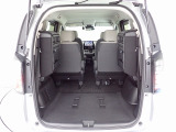 大きい荷物や長いものを積みたい時は 3列目を跳ね上げねだけでこんなに広いスペースに!さらに2列目シートを前にずらせば自転車なんかも積めちゃいます。