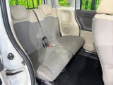 後部座席も気になるようなキズ・汚れやへたり等、大きなダメージはなく、良好な状態です。