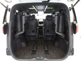 サードシートを跳ね上げると大容量の収納スペース♪家族で旅行に出掛けたり♪ゴルフや釣りなど〜趣味にも大活躍です♪