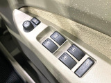 【電動格納ミラー】サイドミラーは電動格納式となっており、狭い駐車場でもキズがつくリスクを抑えられます。