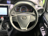 【純正革巻きステアリング】上質な革を使用することで、手にしっかり馴染みとても運転しやすいハンドルです♪