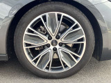 19インチ純正アルミホイール装備 全車両に標準装備の純正アルミホイールは、純正ならではのバランスの良いデザインと、走行安定性をお楽しみ頂けます。