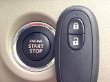 【キーレススタートシステム】カバンやポケットに入れたままでもドアの施錠・解錠が可能なスマートキーを装備。エンジンのオン・オフ時もカギを取り出す必要が無いからとっても便利です♪