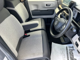 乗り心地の良いフロントシートです。足回りも広々としておりますので、長時間の運転も疲れづらいですよ。