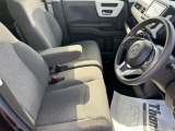 乗り心地の良いフロントシートです。足回りも広々としておりますので、長時間の運転も疲れづらいですよ。