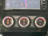 【左右独立型フルオートエアコン】運転席と助手席でそれぞれお好みの温度に設定可能。同乗者にも配慮した、快適な空調をお届け致します。