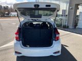トランクボードを上げると万が一の場合の、牽引ボルトやパンクキットが装備されてます。