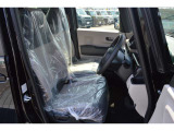 ☆ベンチシートになっており広くゆったりと運転をすることができます!