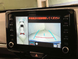 車庫入れなど後進運転時に死角をモニターで確認ができて安全です♪ ステアリング操作の参考になるガイド線も表示しますので車庫入れがニガテな方も安心ですネ!