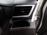 運転席のカップホルダーはエアコンの吹き出し口にありますので冷やしたり温めたりすることが出来ます☆