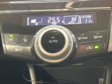 【オートエアコン】一度お好みの温度に設定すれば、車内の温度を検知し風量や温度を自動で調整。暑い&hellip;寒い&hellip;と何度もスイッチ操作をする必要はありません。快適な車内空間には必須の機能ですね♪