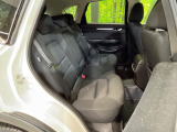 後部座席も気になるようなキズ・汚れやへたり等、大きなダメージはなく、良好な状態です。