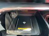 前席には置くだけのワイヤレス充電機能付きです。