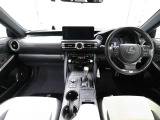 上質で落ち着いた印象のインパネ。視界も広々で運転しやすいです。