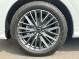 19インチ純正アルミホイール装備 全車両に標準装備の純正アルミホイールは、純正ならではのバランスの良いデザインと、走行安定性をお楽しみ頂けます。