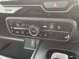 【オートエアコン】車内温度を感知して自動で温度調整をしてくれるのでいつでも快適な車内空間を創り上げます。