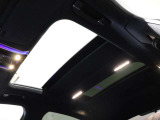 【サンルーフ】閉塞的な空間になりがちな車内の中で、開放感を与えてくれるサンルーフは大人気の装備です!