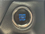 エンジンスタートボタンです。キーが車内にあれば、エンジンの始動・停止はブレーキを踏んでスイッチを押すだけ!キーを取り出す手間を省き、ワンプッシュでエンジンを操作するので簡単でスムーズです。