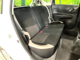 後部座席も気になるようなキズ・汚れやへたり等、大きなダメージはなく、良好な状態です。