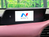 【8.8インチマツダコネクト】車内の雰囲気にマッチした大型のディスプレイ。スマホ接続でのナビ使用やBluetooth再生等、様々な機能が楽しめます。直感的なダイヤル操作が可能で、使い勝手も良好です。