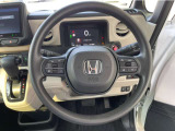 【ハンドル】運転にかかわる様々な操作を安全に行えるように視点移動が少なく操作性に配慮されたスイッチ類が凝縮されたコックピットです。