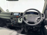 運転席まわりです。 各操作スイッチは使いやすい位置に配置されてます。