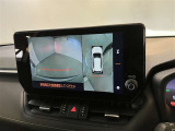 【パノラミックビューモニター&フロントビュー】見通しの悪い交差点やT字路などで車両の前方と左右方向の状況確認をする為に車両上方と前方カメラからの映像を同時に表示するので周りがハッキリ確認でき安心です