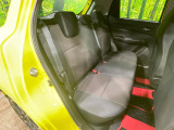後部座席も気になるようなキズ・汚れやへたり等、大きなダメージはなく、良好な状態です。