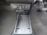 運転席と助手席の間に、ちょっとした手荷物などを置いておけるトレイがあります。