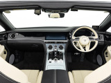 前車追従機能、レーンキープアシスト、ヘッドアップディスプレイも付いており、多数のオプションを備えております。