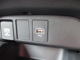 ナビ接続可能なUSBジャックが装備されています。