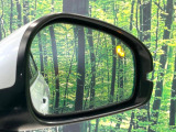 【ブラインドスポットインフォメーション】走行中、ドアミラーの死角になりやすい箇所に後続車が接近するとサイドミラー付近に警告を表示、ドライバーに注意喚起をしてくれます。