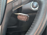 レーダークルーズコントロール(全車速追従機能付)付きです。車速に応じて追従支援してくれるので、ロングドライブも快適です。詳細は販売店スタッフまでおたずねください。