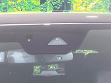 【スマートブレーキサポート】走行中に前方の車両等を認識し、衝突しそうな時は警報とブレーキで衝突回避と被害軽減をアシスト。より安全にドライブをお楽しみいただけます。