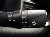 【オートライト】車外の明るさに応じて、自動的にライトの点灯・消灯をしてくれます。