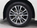 純正アルミホイールは精度が高く、走行の安定性が優れています。タイヤサイズ215/55R17