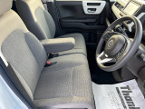 乗り心地の良いフロントシートです。足回りも広々としておりますので、長時間の運転も疲れづらいですよ。