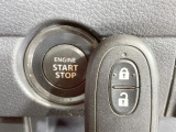 【キーレススタートシステム】カバンやポケットに入れたままでもドアの施錠・解錠が可能なスマートキーを装備。エンジンのオン・オフ時もカギを取り出す必要が無いからとっても便利です♪