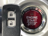 【Hondaスマートキー】カバンやポケットに入れたままでもドアの施錠・解錠が可能なスマートキーを装備。エンジンのオン・オフ時もカギを取り出す必要が無いからとっても便利です♪