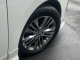 純正の18インチのアルミホイールが装着されています!