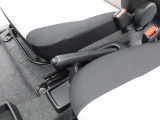 運転席と助手席の間に引くタイプのサイドブレーキが付いています。