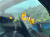 【ブラインドスポットモニター】走行中、ドアミラーの死角になりやすい箇所に後続車が接近するとサイドミラーのレンズに警告を表示!ドライバーに注意喚起をしてくれます。
