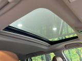 【サンルーフ】開放感たっぷりの希少装備、サンルーフが装着されています!車内に明かりを取り入れたり景色を楽しむ以外にも、車内の空気も簡単に換気できて快適です!