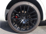21インチ Staggered Anteo Blackホイールにレッドキャリパーを組み合わせ、足元をスポーティに引き締めています。