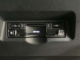 高速道路で便利な【ETC2.0】を装備しています。光ビーコン搭載で渋滞情報などナビゲーションと連動することで機能も充実いたします。他、観光施設に立ち寄るための高速料金割引サービス等もございます。