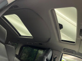 【サンルーフ】開放感たっぷりの希少装備、サンルーフが装着されています!車内に明かりを取り入れたり景色を楽しむ以外にも、車内の空気も簡単に換気できて快適です!